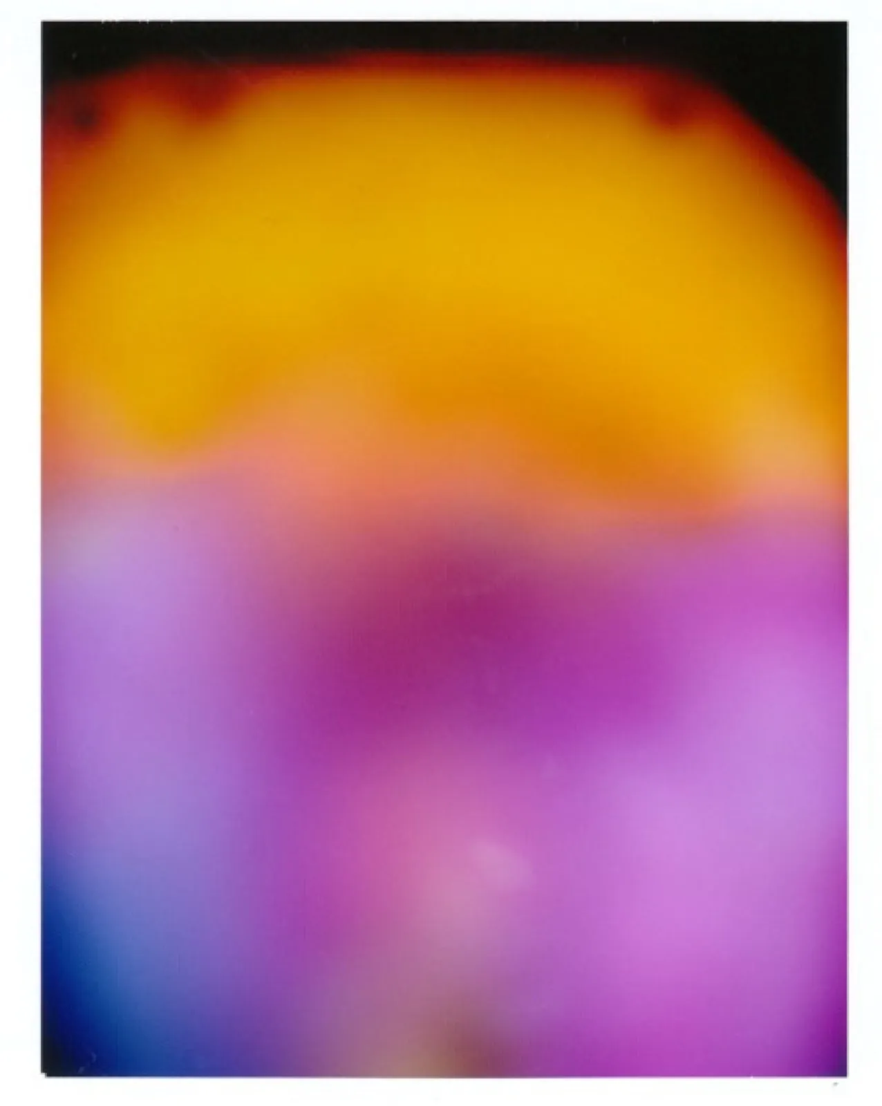 Aurafoto von 2012: großflächige Farbfelder in Gelb und Orange im oberen Bereich, darunter Violett und Rosa, links unten ein blauer Rand.