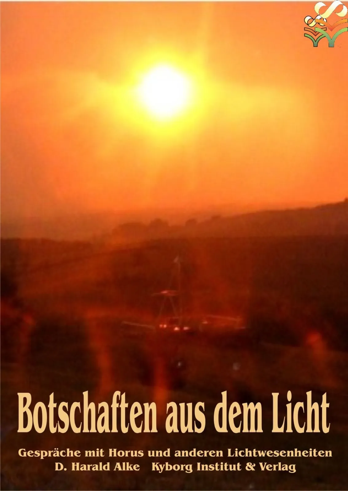 Buchcover „Botschaften aus dem Licht“ von D. Harald Alke: orangerot leuchtender Sonnenuntergang über einer hügeligen Landschaft, in der unscharf ein Pyramidengestell zu erkennen ist; oben rechts das Kyborg-Logo.