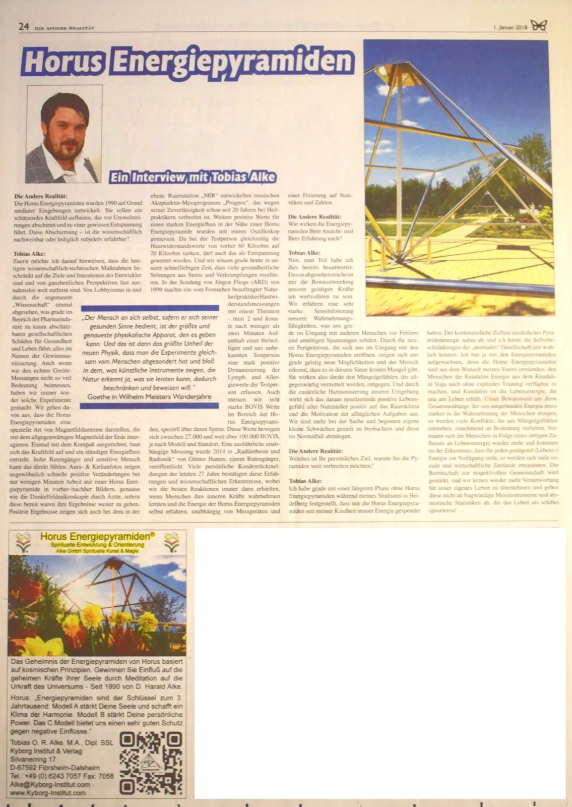 Zeitungsseite 24 von „Die Andere Realität“ vom 1. Januar 2018 mit der Überschrift „Horus Energiepyramiden“ und einem Interview mit Tobias Alke samt Porträtfoto und Foto einer Pyramidenanlage; unten eine Anzeige der Horus Energiepyramiden mit Narzissen-Foto und QR-Code.