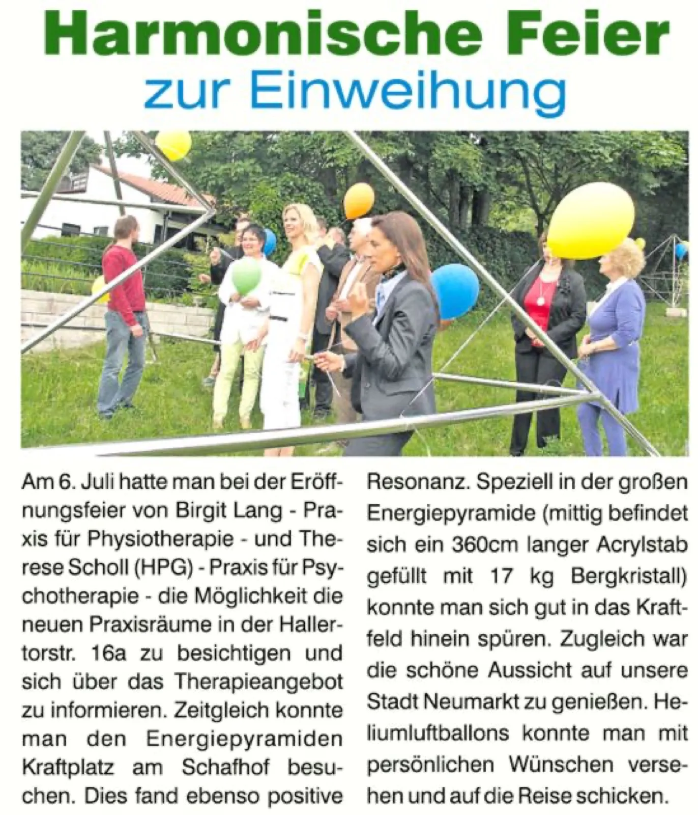 Zeitungsausschnitt „Harmonische Feier zur Einweihung“ (Juli 2013): Foto einer Gruppe mit bunten Heliumballons zwischen den Edelstahlstäben einer großen Energiepyramide auf einer Wiese, darunter ein zweispaltiger Artikel über die Eröffnungsfeier der Praxen von Birgit Lang und Therese Scholl in Neumarkt.