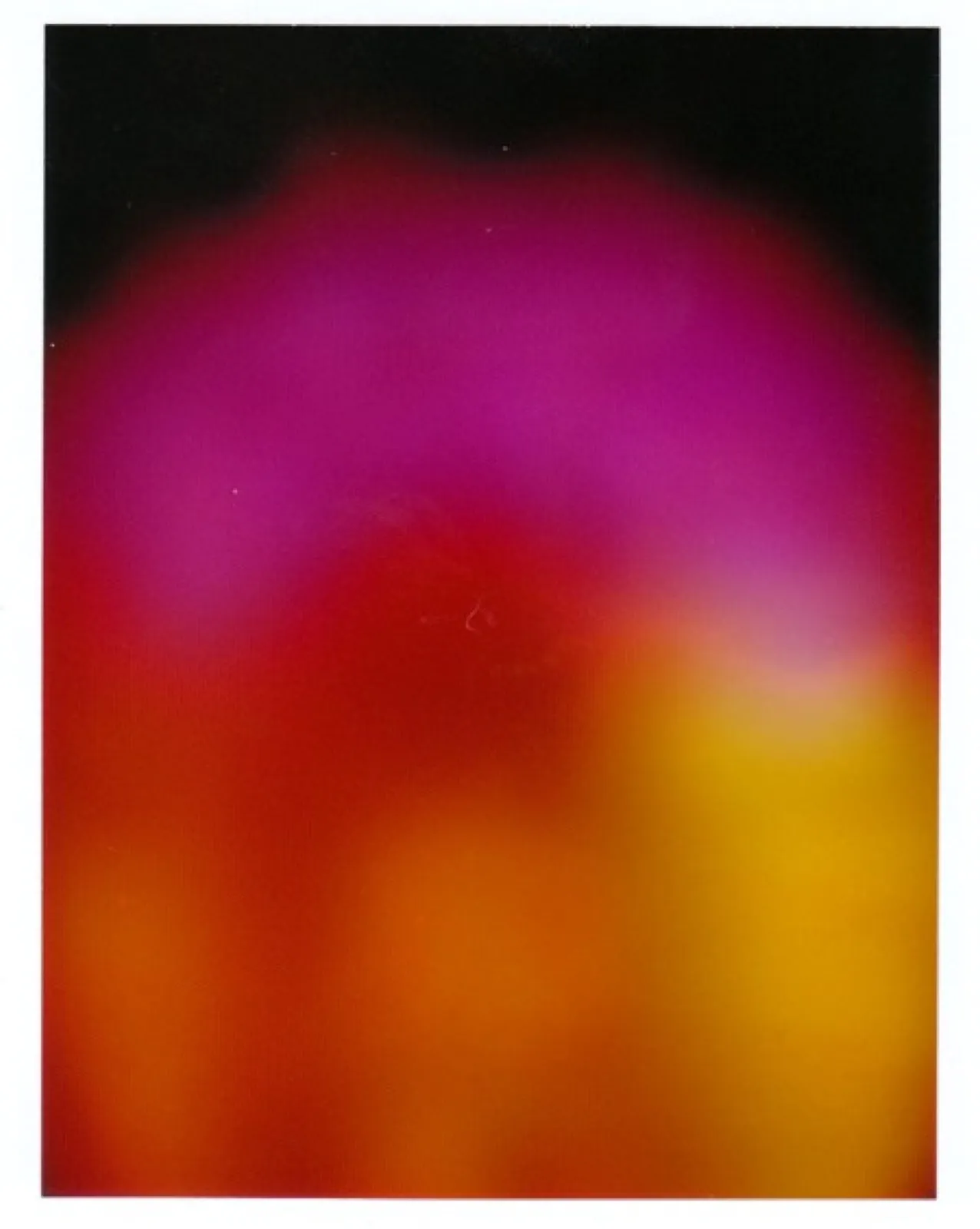 Aurafoto mit fließenden Farbflächen in Magenta, Rot, Orange und Gelb vor schwarzem oberem Rand; eine Person ist darin nicht zu erkennen.