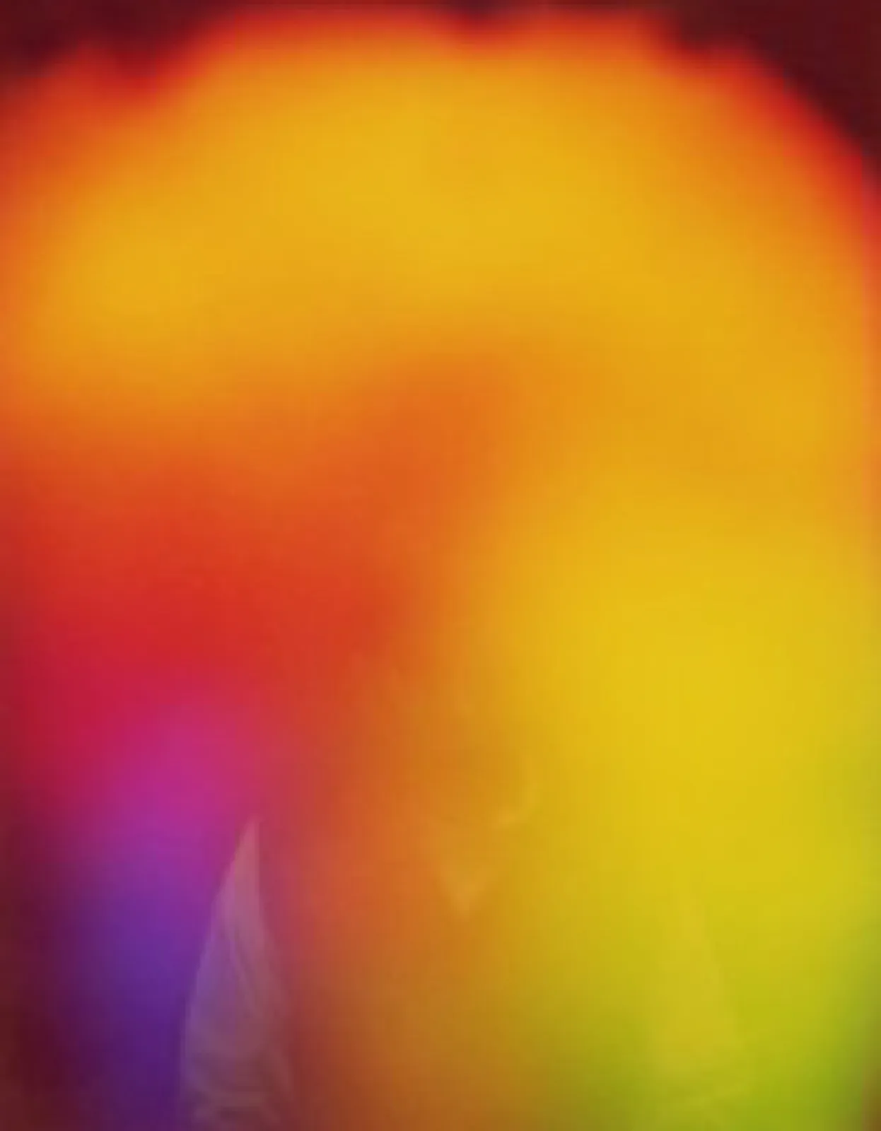 Aurafoto von 1997: Eine kaum erkennbare Person ist fast vollständig von einem kräftigen Farbschleier in Orange, Gelb und Rot überdeckt, unten links mit einem violetten Fleck.