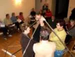 Eine Gruppe arbeitet in einem Raum gemeinsam an einer Energiepyramide (Krakau, Polen, 2007)