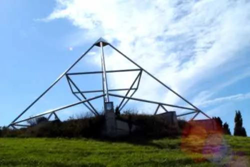 Die 9-Meter-Energiepyramide auf dem Hügel von Le Braquet im Gegenlicht (2007)