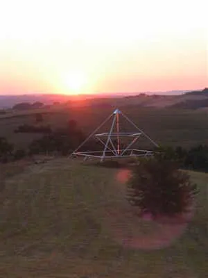 Die 9-Meter-Energiepyramide bei Sonnenuntergang mit Lichtreflexen