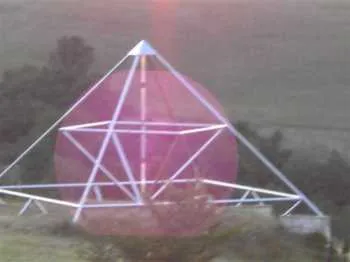 Nahaufnahme der 9-Meter-Pyramide mit einem großen rosa-roten kreisförmigen Lichtreflex