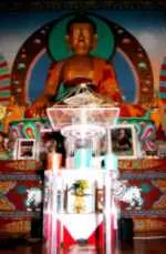 Sitzende Buddha-Statue auf einem Altar, davor eine Energiepyramide, in einem buddhistischen Zentrum in Frankreich