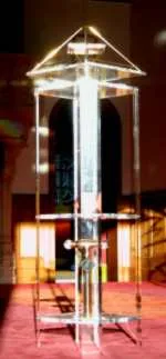 Energiepyramide auf einer hohen Glas-Etagere in einer prächtigen Halle (Landsitz in Frankreich)