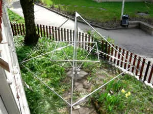 Energiepyramide Modell C in einem kleinen Garten