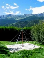 Energiepyramide Modell C auf einer Rasenfläche mit Bergpanorama (Poschiavo, Schweiz)