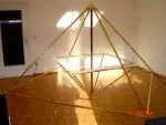 Energiepyramide Modell C aus Messing mit Biokondensatorplatten