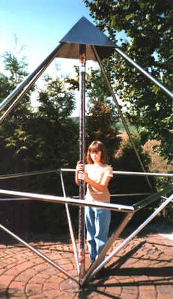 Celina steht im Rahmen der Energiepyramide Modell D, 1998