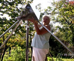 Eine Frau richtet die Spitze einer Energiepyramide Modell D ein (Polen, 2006)