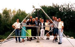 Erstes Modell D auf Le Braquet mit dem Aufbau-Team der 9-Meter-Pyramide, Juli 1999