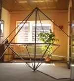 Energiepyramide Modell C in einem hellen privaten Meditationsraum mit Zimmerpflanze