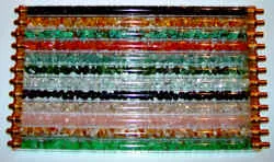 Mehrere mit bunten Kristallen gefüllte Acrylstäbe für Modell B nebeneinander