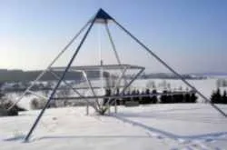 Große Energiepyramide Modell F in einer winterlichen Schneelandschaft