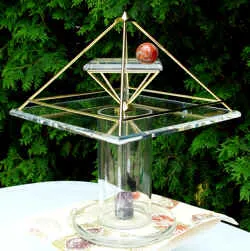 Modell A als Turm mit Acrylsäule, Amethystzylinder und roter Jaspiskugel