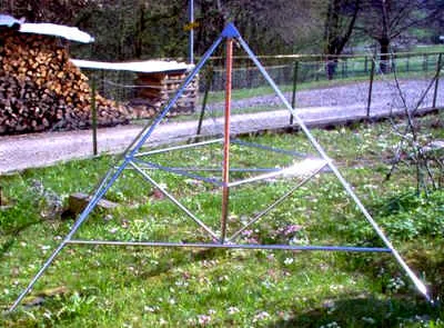 Energiepyramide Modell C in einem Hof mit Holzstapel (Madetswil, Schweiz)
