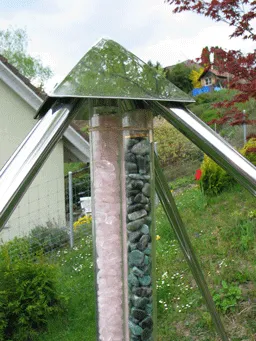 Energiepyramide Modell C mit zwei Kristallachsen auf einem Rinderhof in der Schweiz