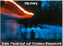 Nächtliche Aufnahme eines Feuerlaufs auf Château Beaumont, Menschen in Weiß mit Lichtspuren; Bildtext „Mystery"