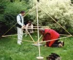 Zwei Männer bauen eine Energiepyramide Modell C in einem Garten auf (Berlin, 1997)