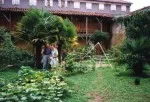 Energiepyramide Modell C in einem üppigen Garten mit Palmen in Südfrankreich