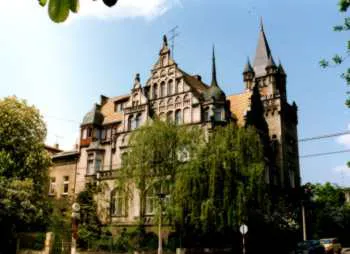 Die historistische Gründerzeit-Villa „Haus der Wissenschaftler" in Halle (Saale) mit reich verzierter Fassade, Erkertürmchen und Ziergiebeln.