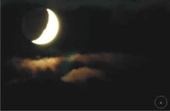 Mondsichel hinter Wolken bei Nacht; unten rechts ein kleiner Lichtpunkt