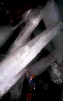 Riesige Gipskristalle in der Kristallhöhle von Naica (Chihuahua, Mexiko), eine Person als Größenvergleich