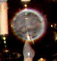 Nahaufnahme eines runden Lichtflecks (Orb) mit konzentrischer Ringstruktur