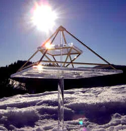 Energiepyramide Modell A auf einem Stativ im Schnee