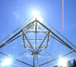 Nahaufnahme der Spitze von Modell A gegen blauen Himmel mit Sonnenreflex