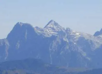 Bergkette mit einem auffällig pyramidenförmigen Gipfel mit waagerechten, stufenartigen Linien (Blick Richtung St. Johann/Lofer)
