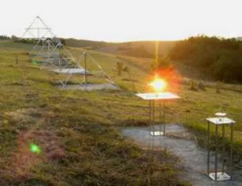 Reihe von Energiepyramiden auf einem Hang bei Sonnenuntergang mit mehreren Lichtreflexen (Le Braquet)
