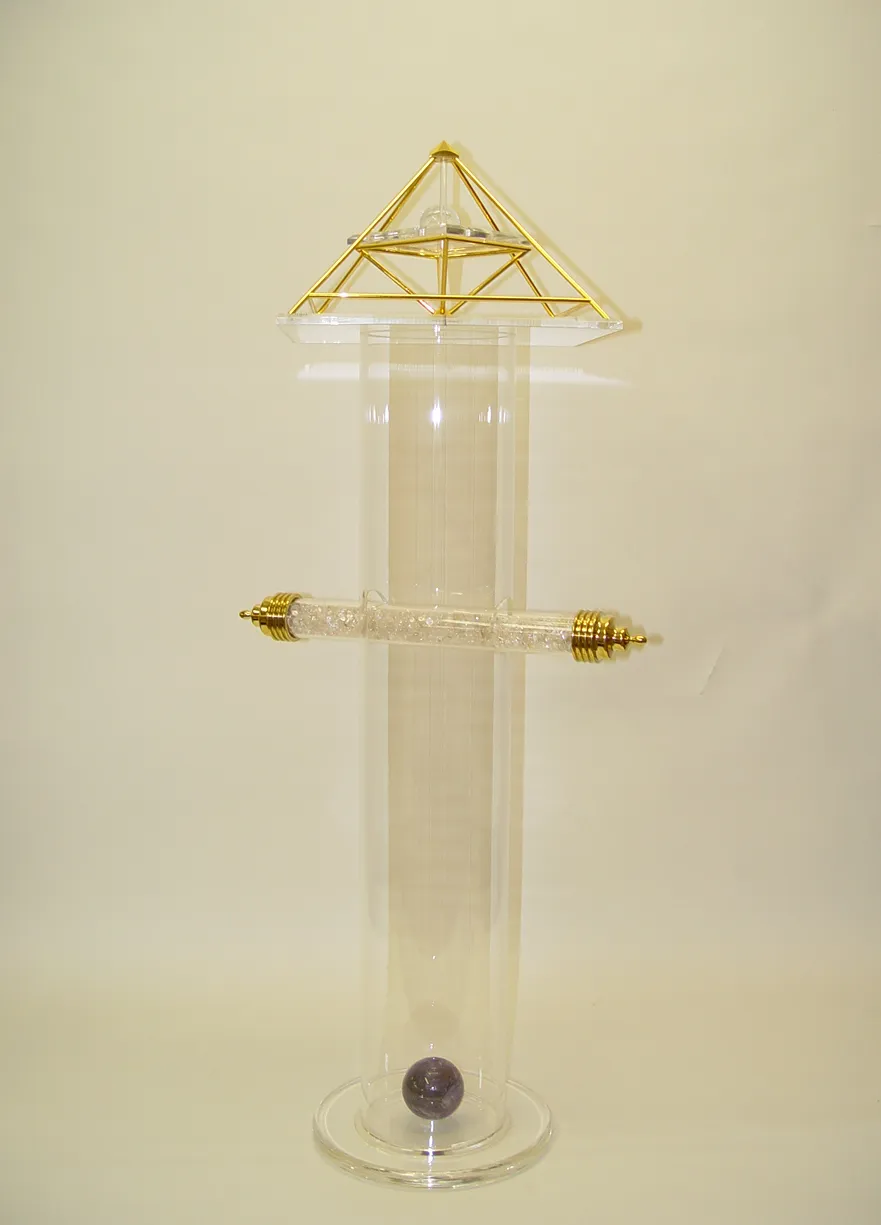 Acrylsäule mit einer goldenen Energiepyramide Modell A oben und einem Kristall-Powerstab in der Mitte