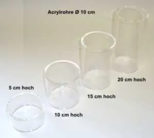 Drei klare Acrylrohre (Ø 10 cm) in 5, 10 und 20 cm Höhe nebeneinander
